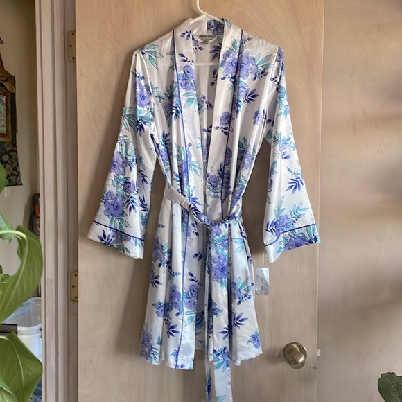 NWT MORGAN TAYLOR Satin Floral Robe Blue Purple White Women’s S/M - Picture 11 of 12